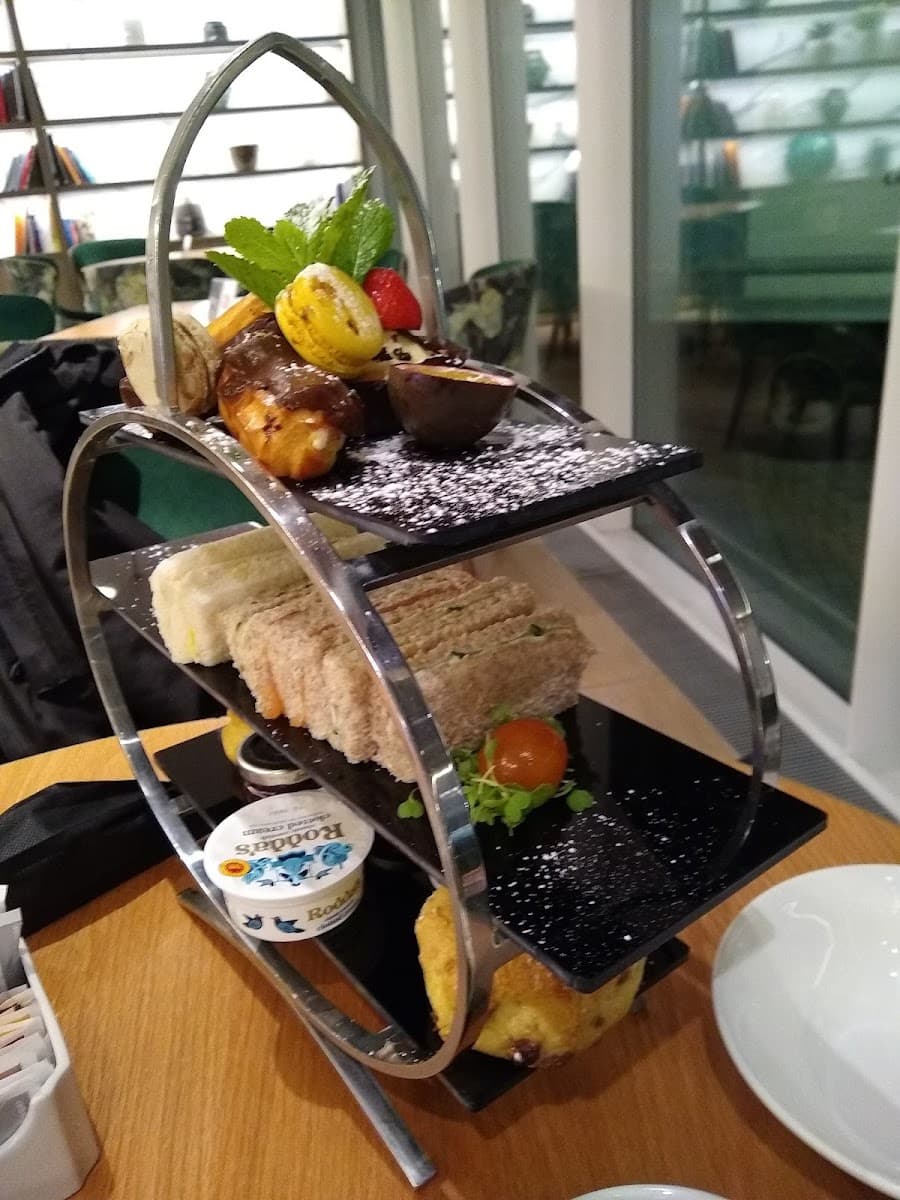 Halo Bar & Restaurant