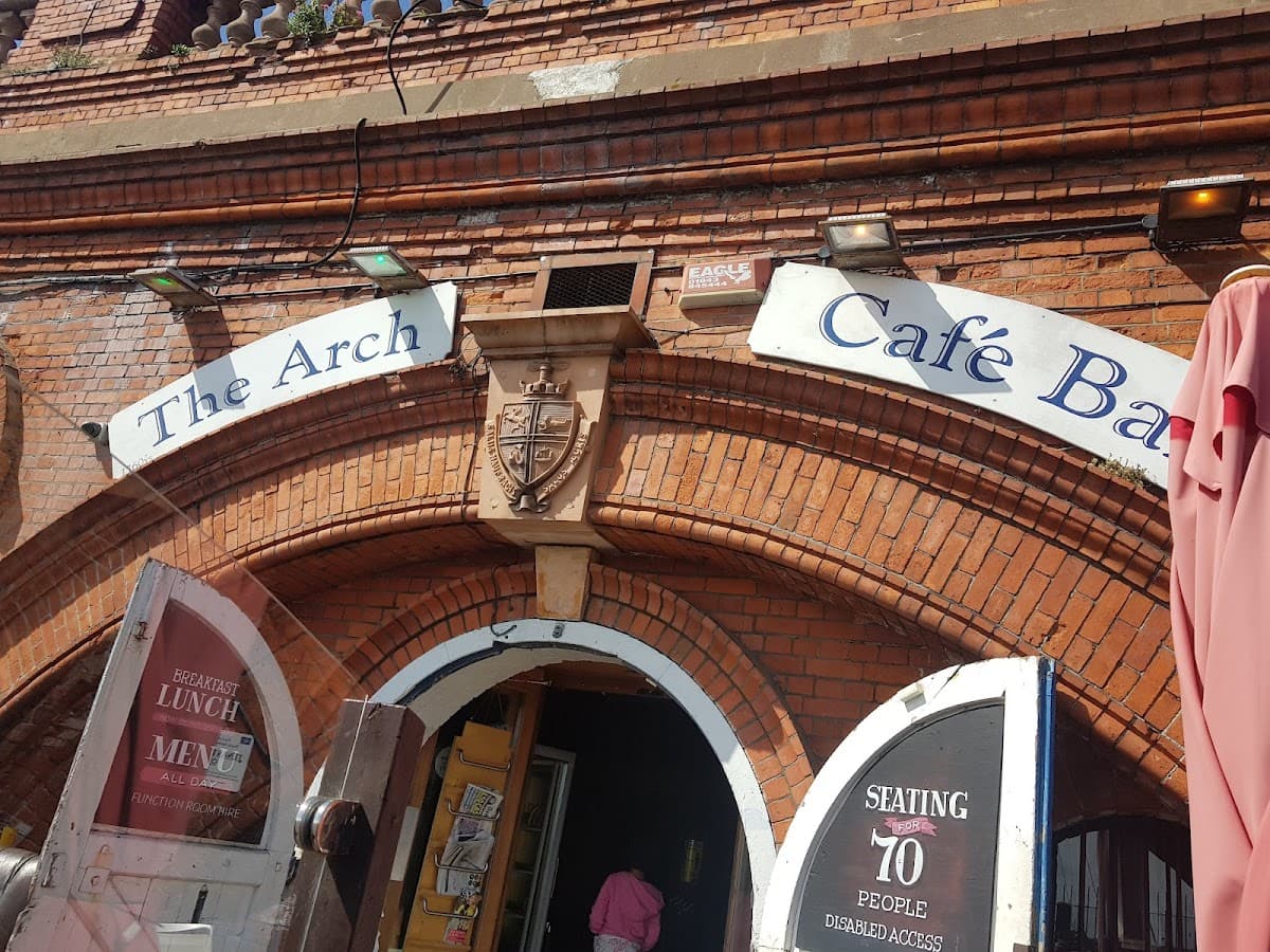 Arch Bar Lounge & Kitchen