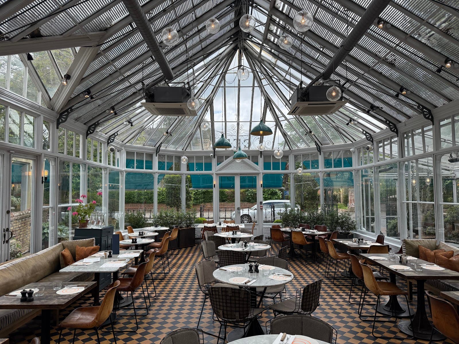 Gees Restaurant & Bar