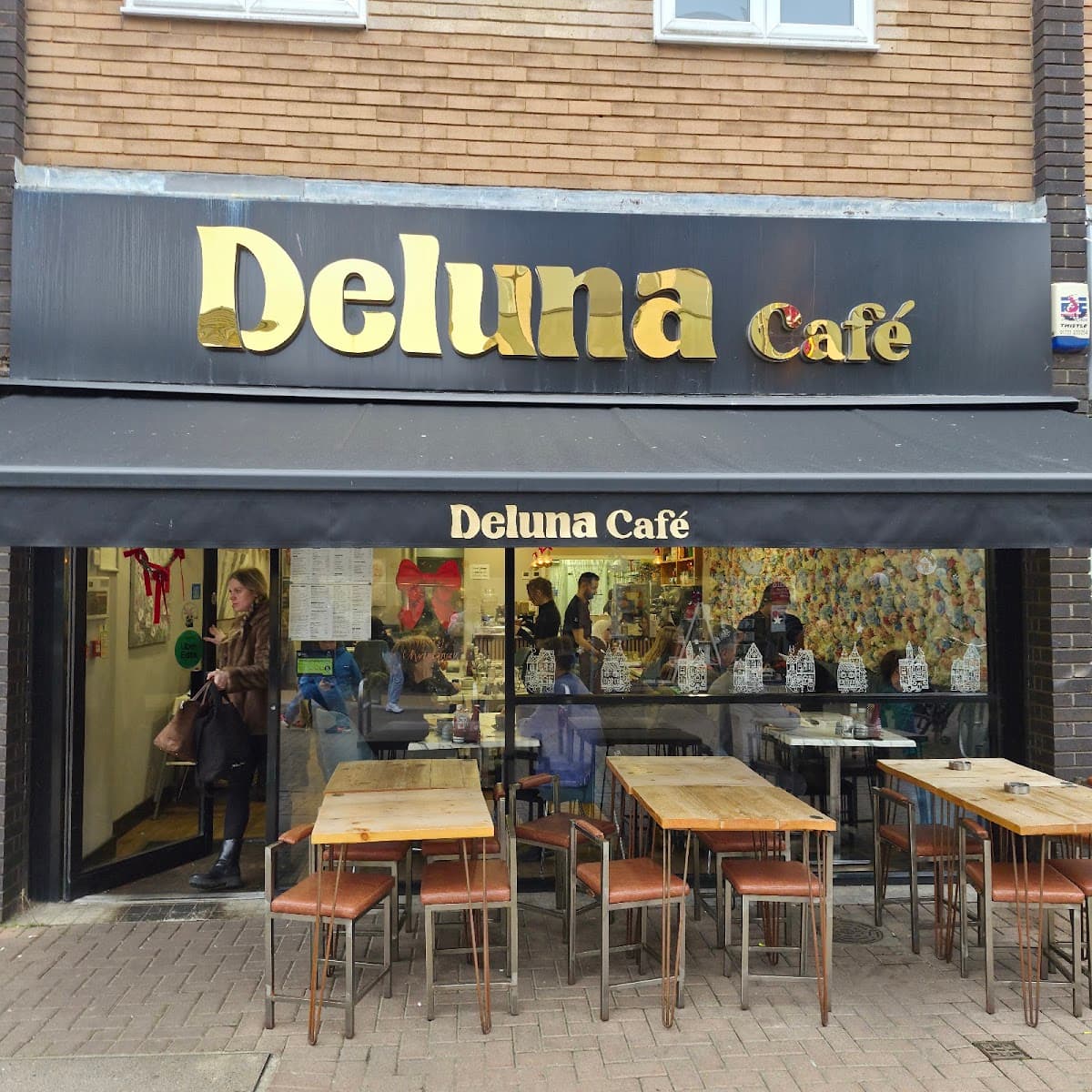 Deluna Cafe