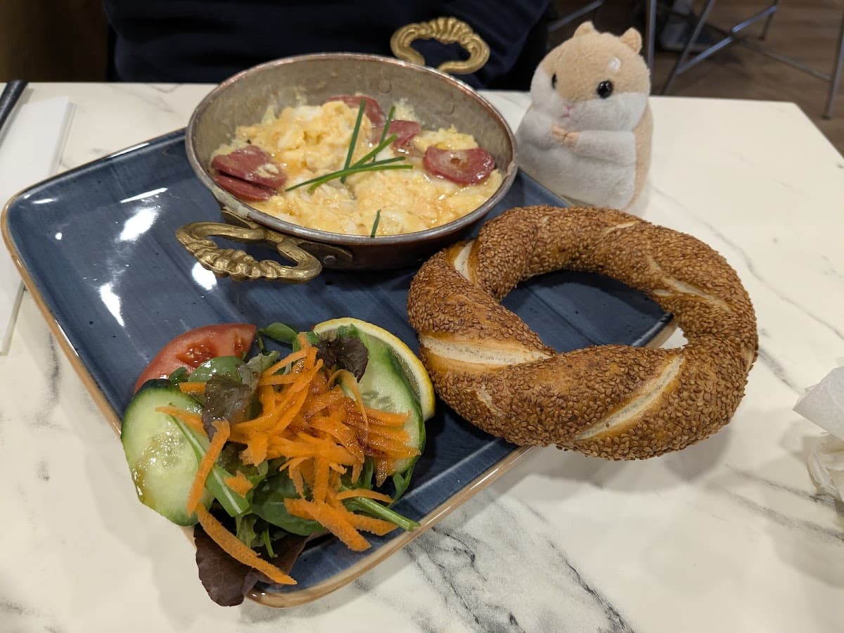 Deluna Cafe
