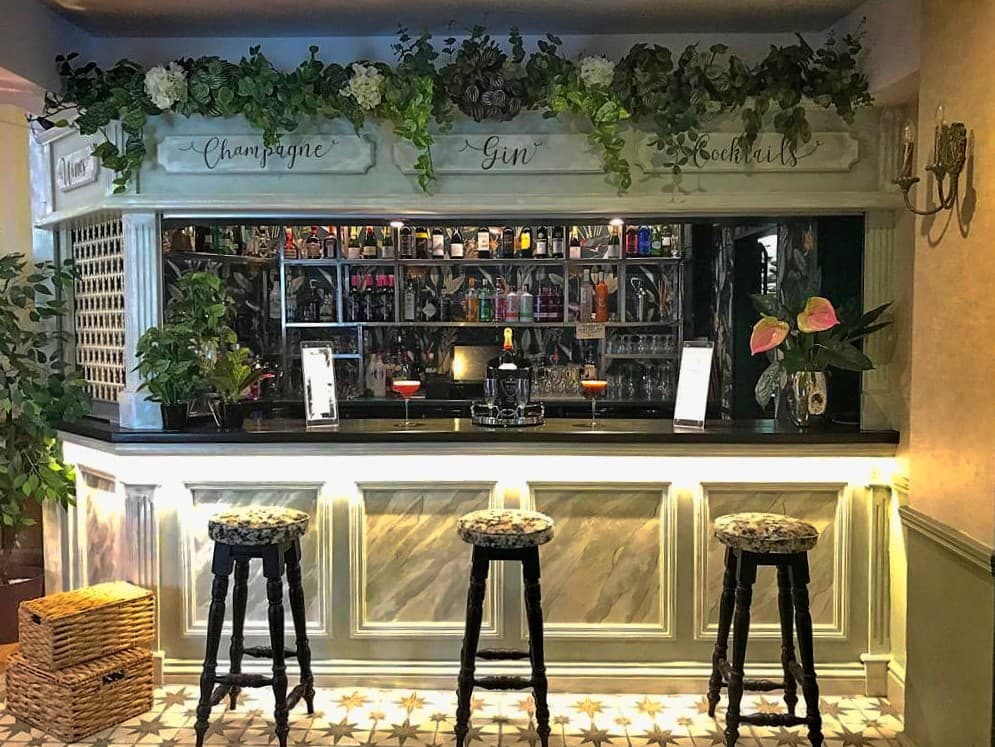 Falcon Hotel