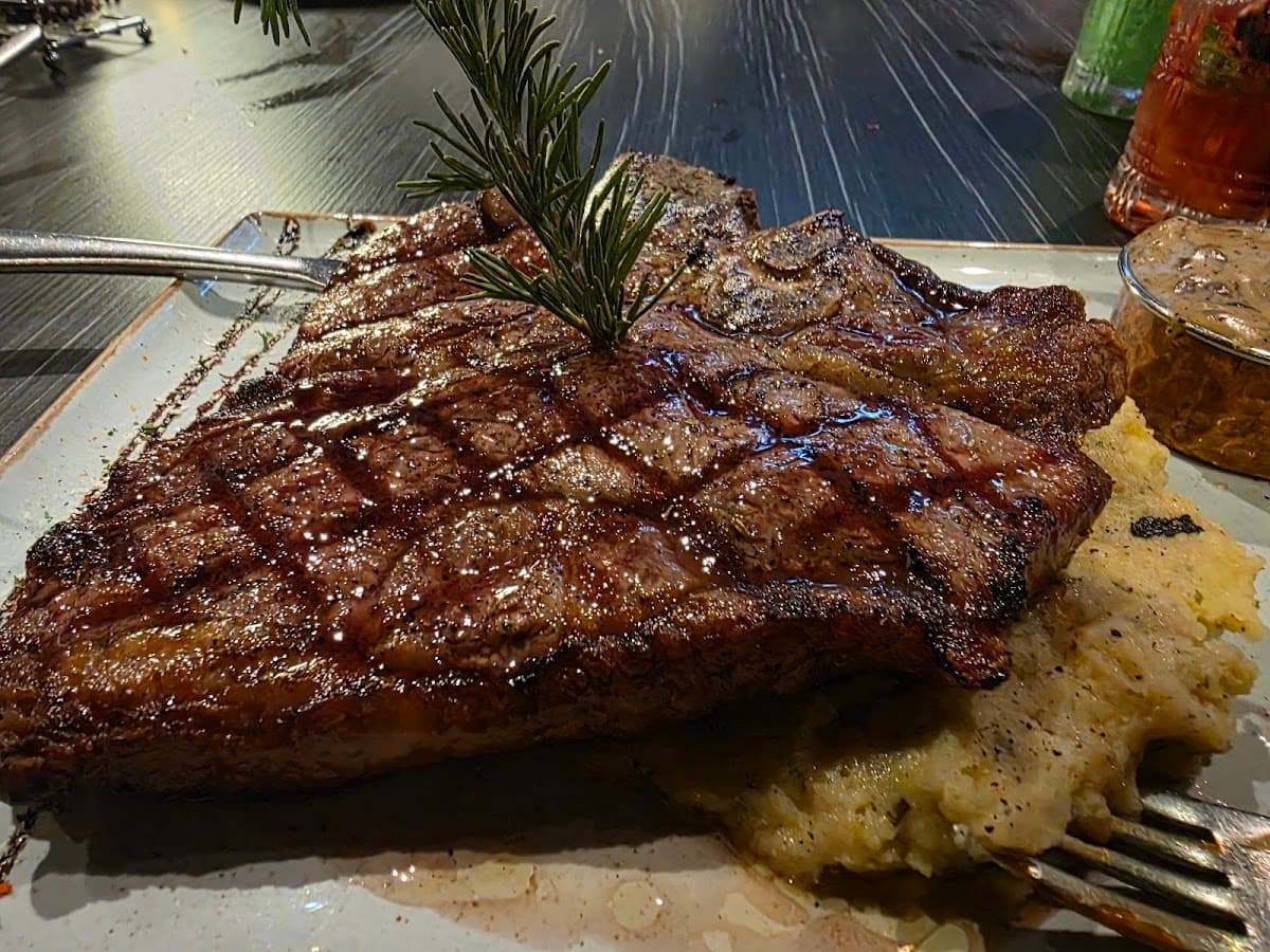 ENTRÉE STEAKHOUSE