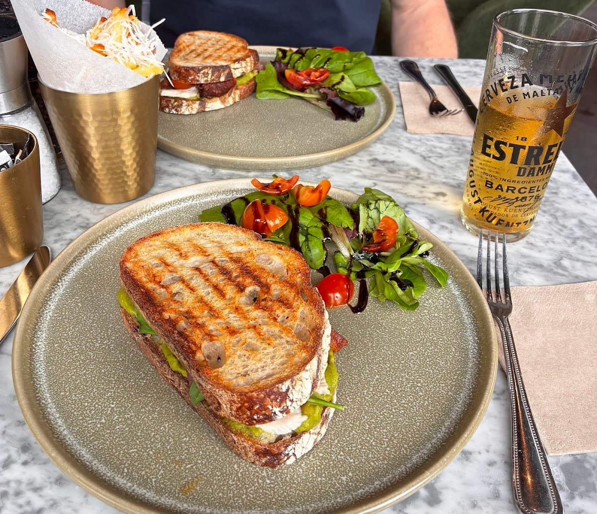 Cirqle Cafe & Bar