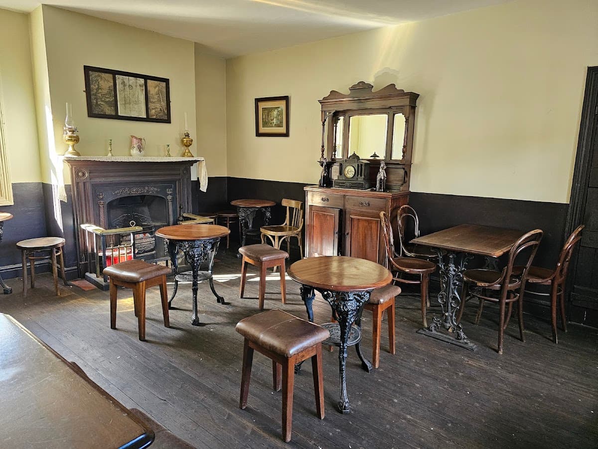 Bottle & Glass Inn