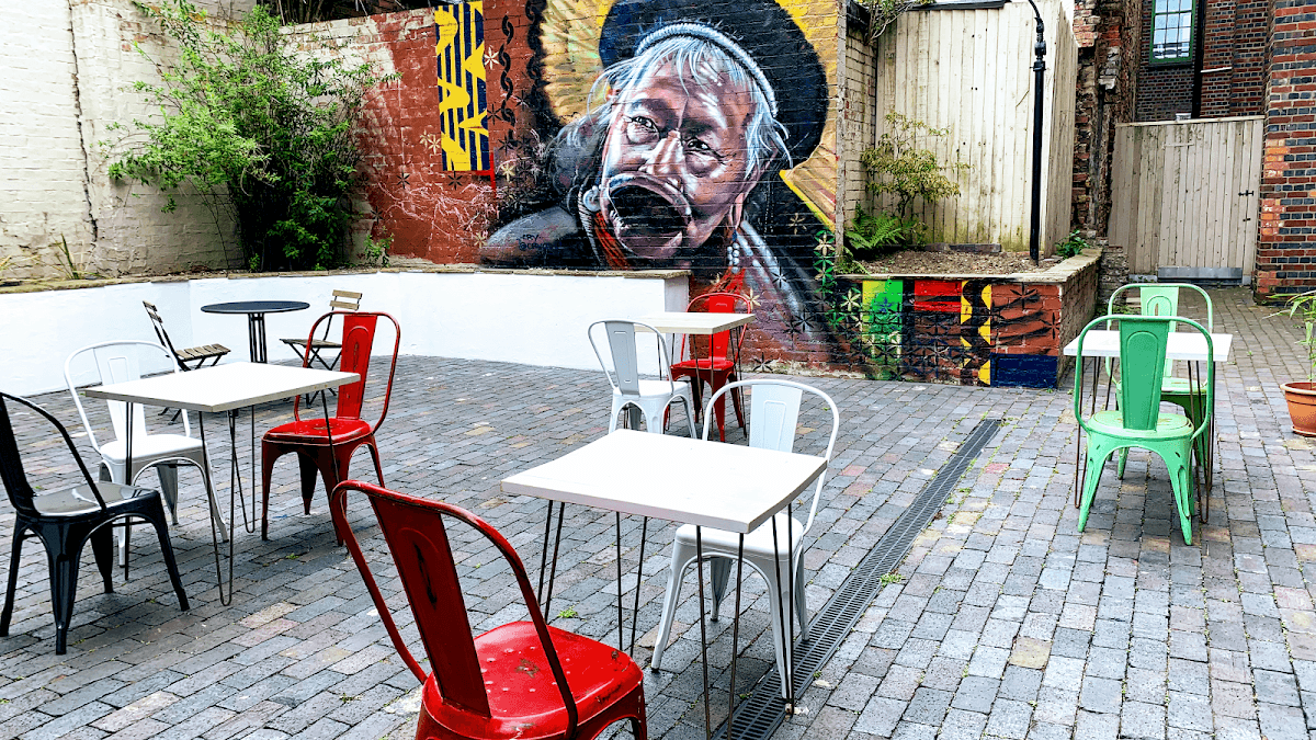 Viela JQ: Café / Dance studio