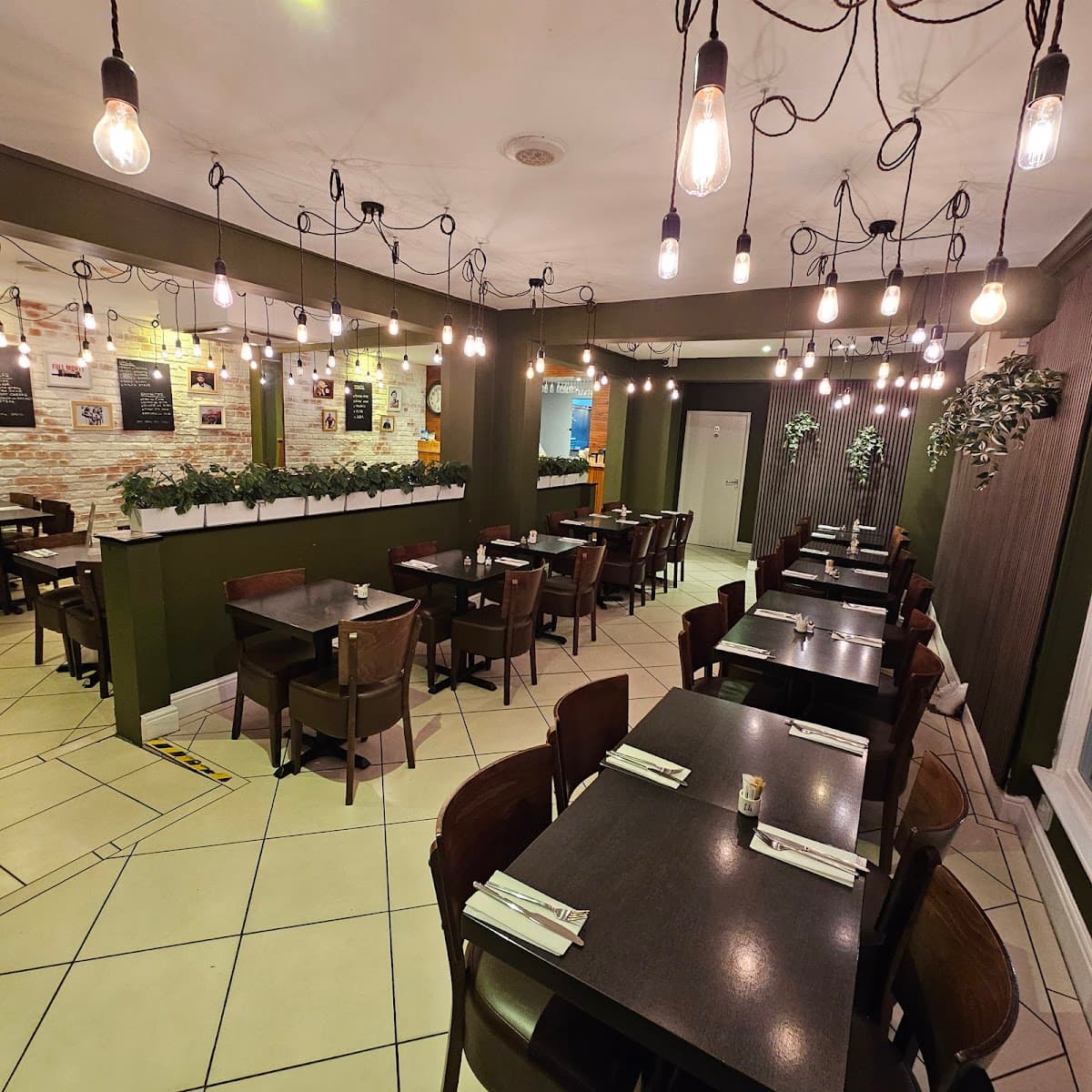 Monty Cafe & Bistro