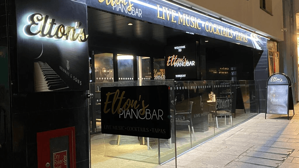Eltons Piano Cocktail Lounge Bar