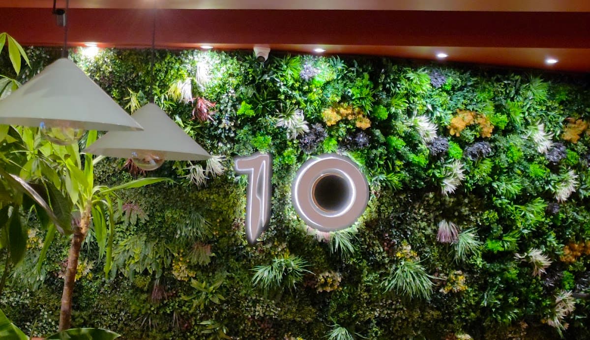 10 Restaurant, Wine Bar & Lounge