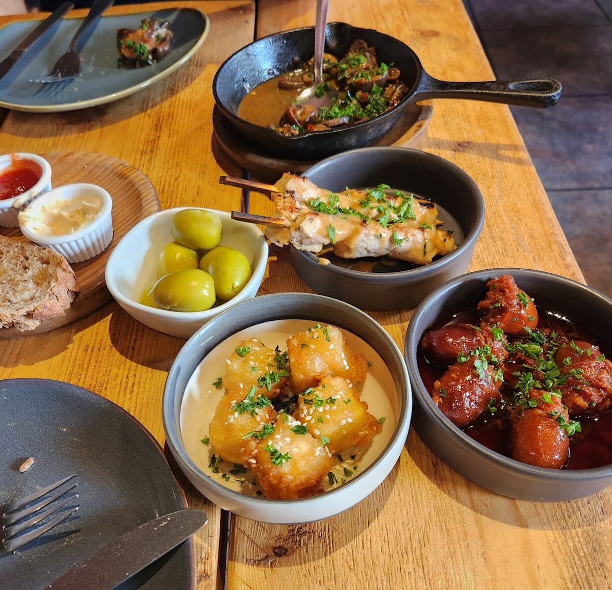 Manchega Tapas Y Vinos