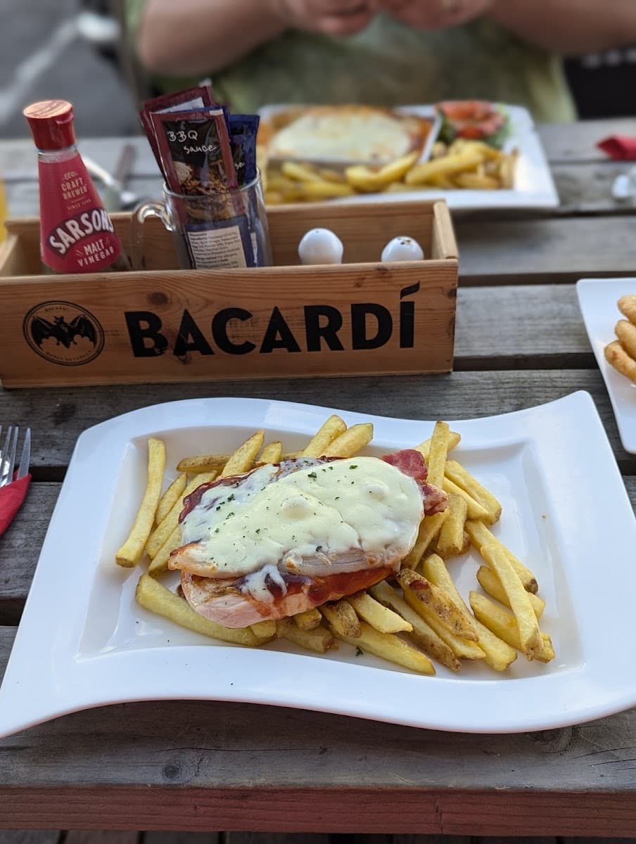 Barinis Bar, Lounge and Restaurant