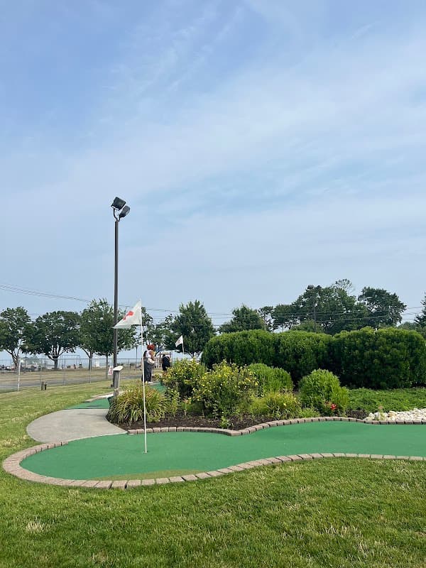 Norwalk Cove Marina Mini Golf