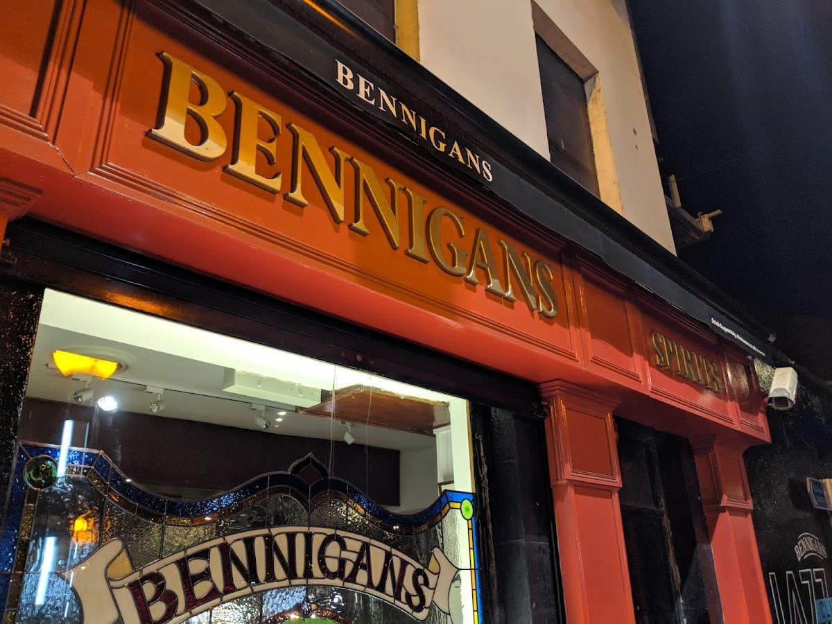 Bennigans Bar