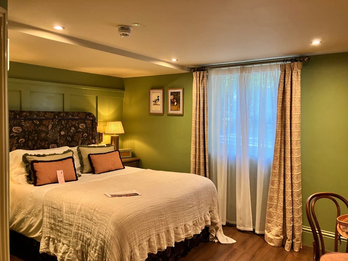 The Ragged Robin, A Heartwood Inn