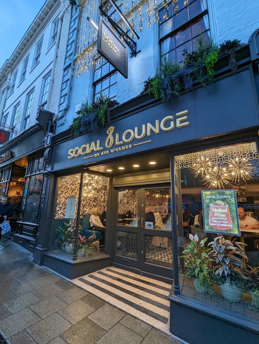Social 8 Lounge