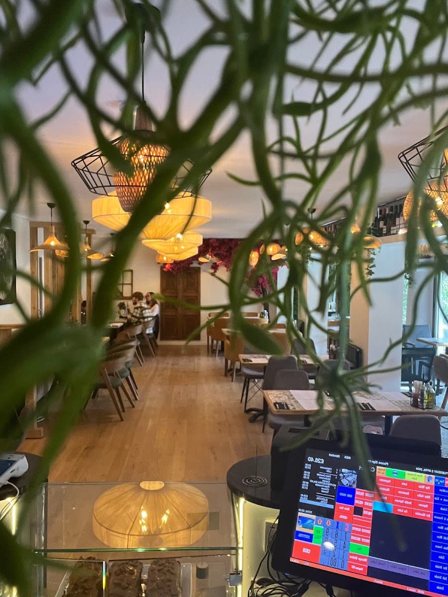 RONAV Cafe & Bistro
