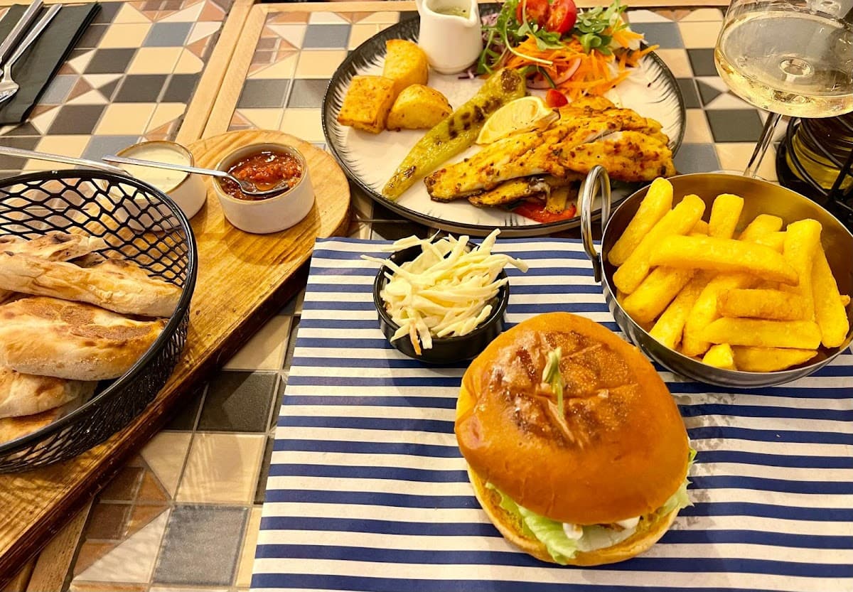 RONAV Cafe & Bistro