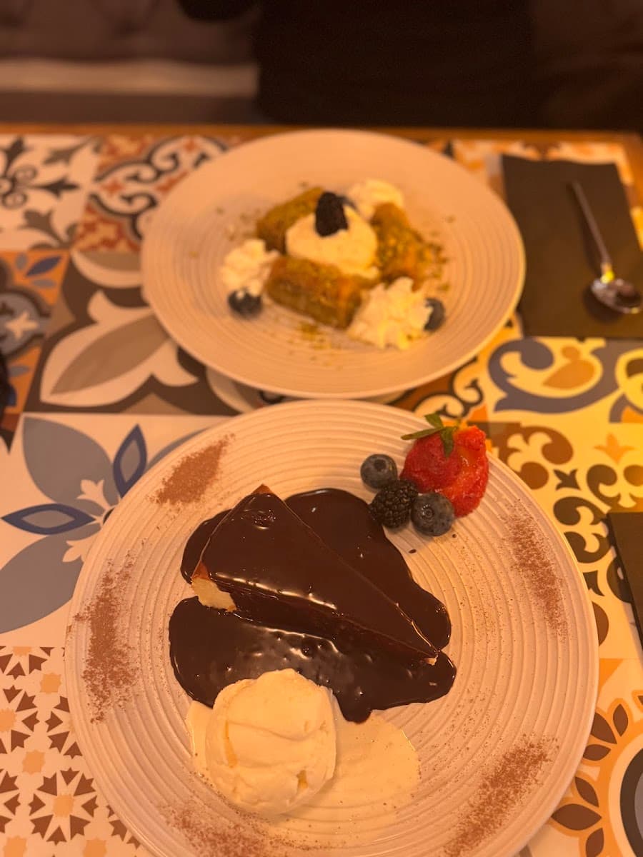 RONAV Cafe & Bistro