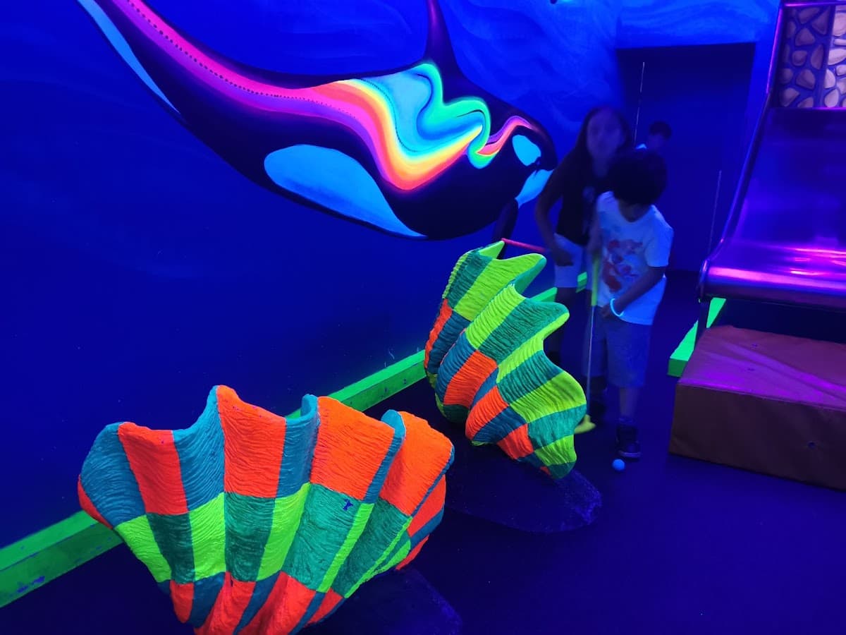 GLOBALLS - UV Mini Golf & Games