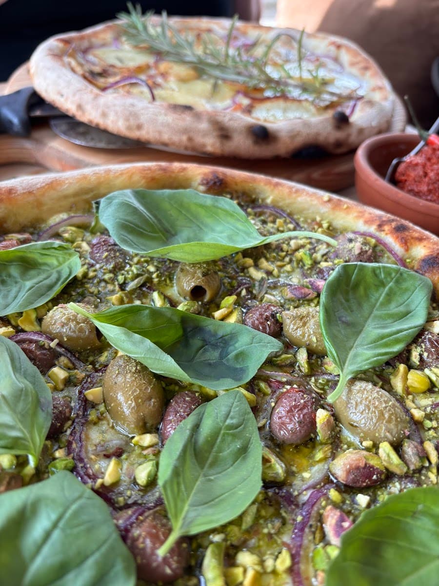 MONELLIS Sourdough Gourmet Pizza