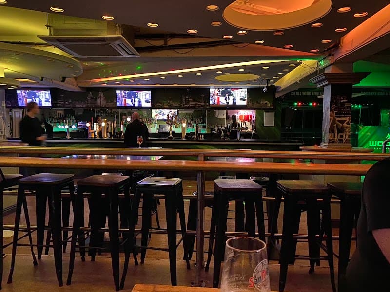 Woody's Sports & Karaoke Bar