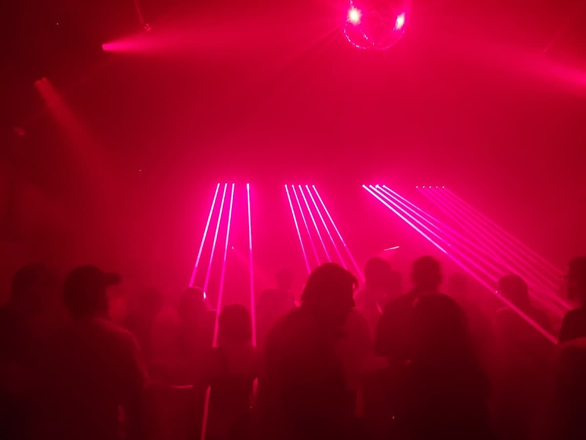 CLUB CHEEK