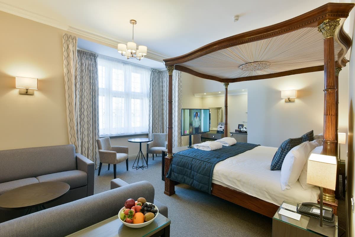 Crown & Mitre Hotel