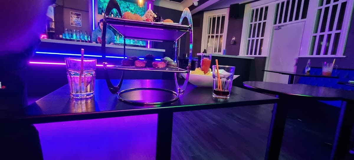 Mavericks 80’s lounge