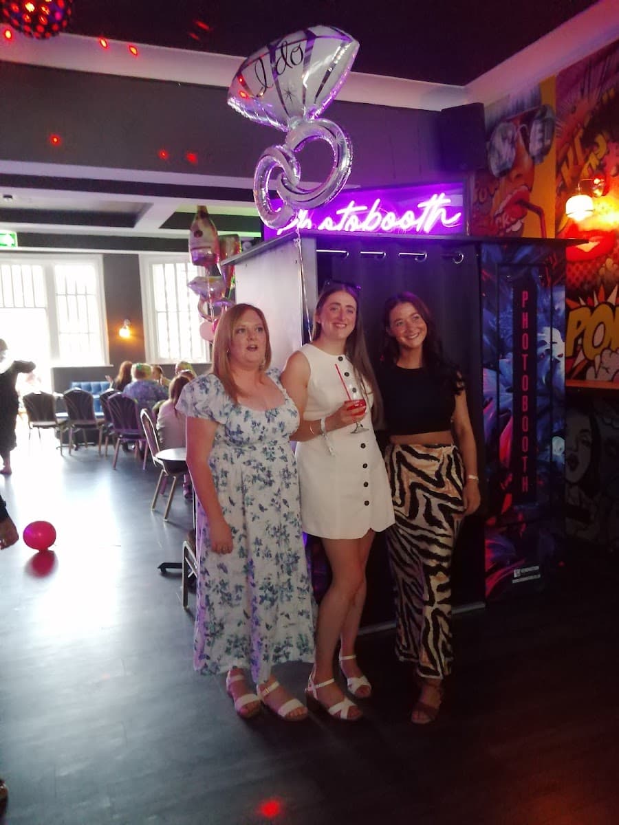 Mavericks 80’s lounge
