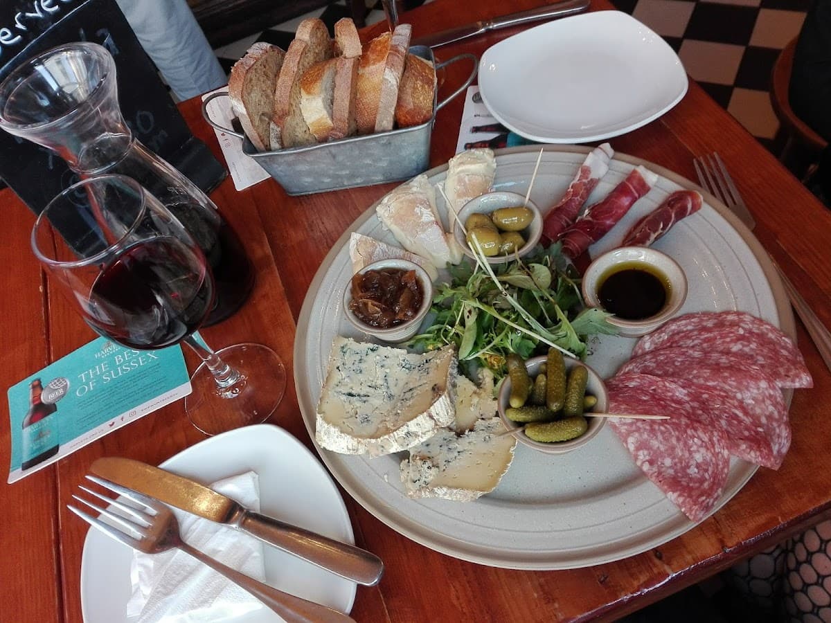 Le Pub (The Paris House)