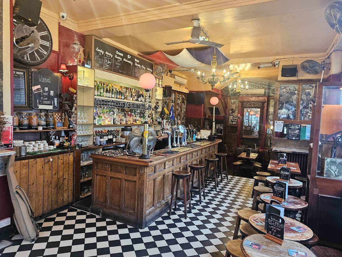 Le Pub (The Paris House)