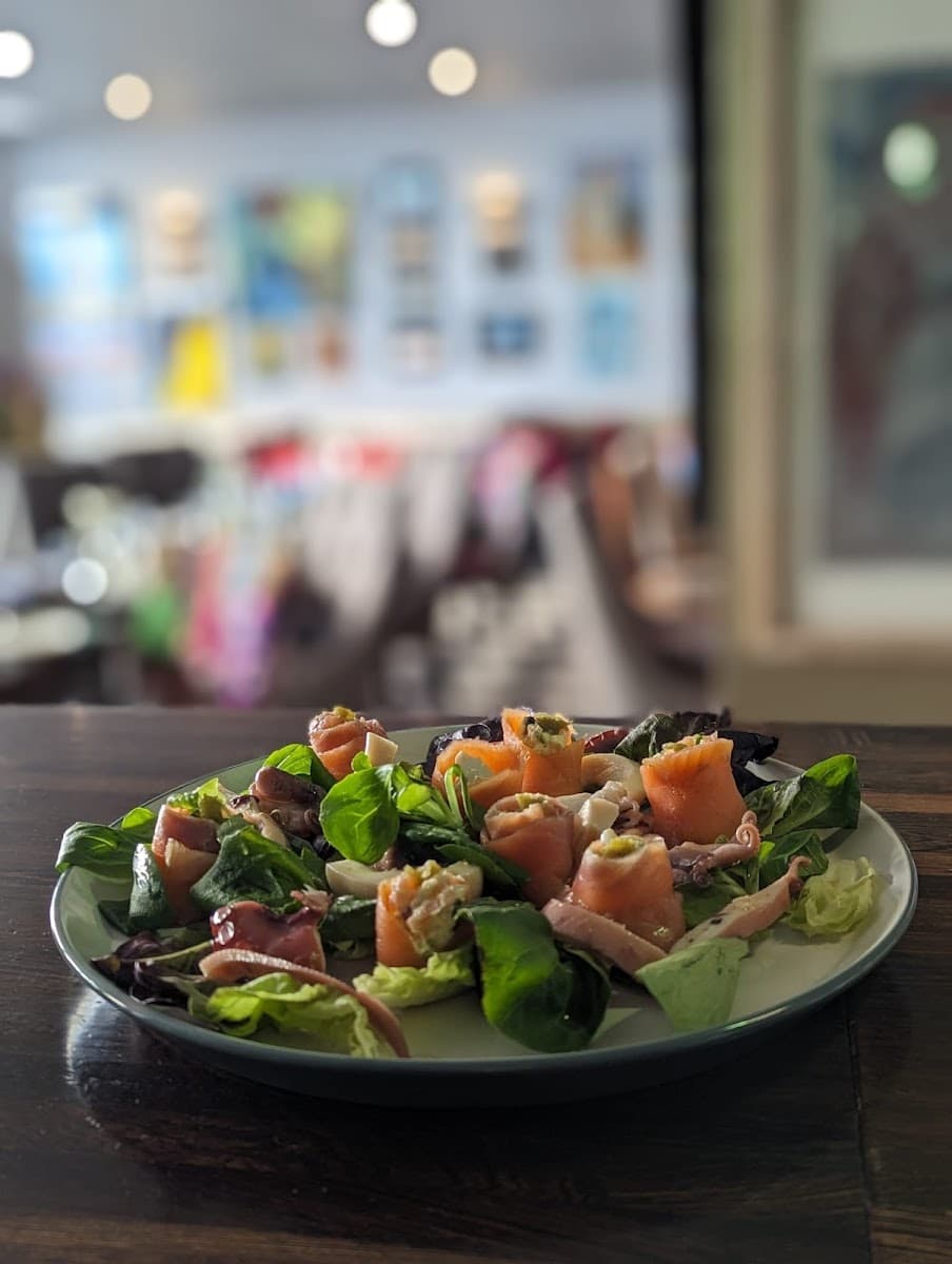 NUR Restaurant & Lounge