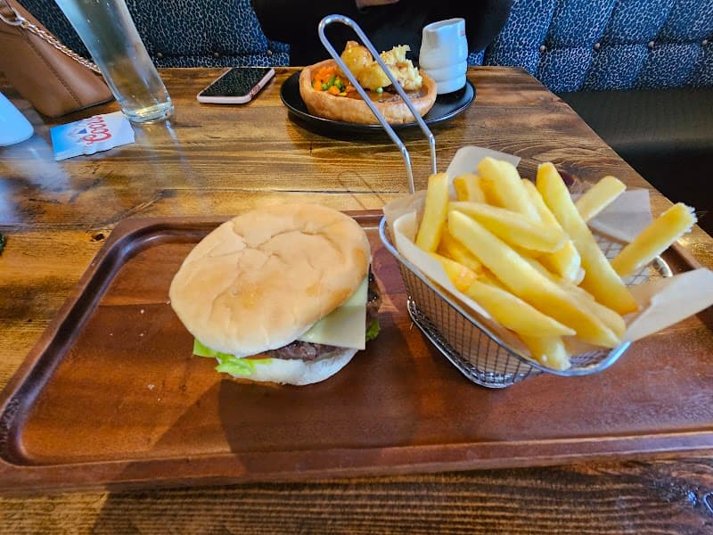 Three Horseshoes - Sports & Music Bar