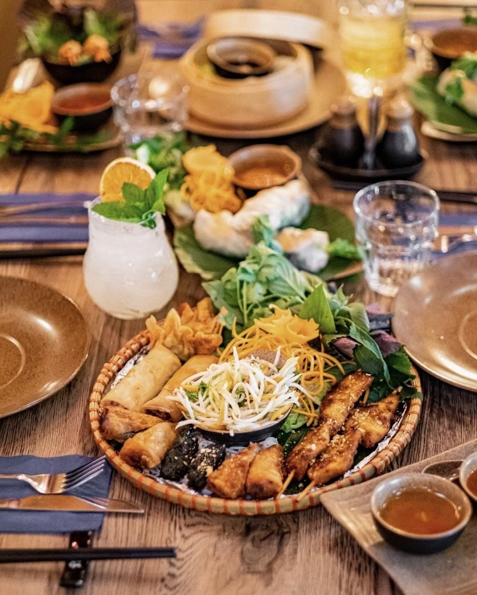 La Vietnamese Restaurant & Bar