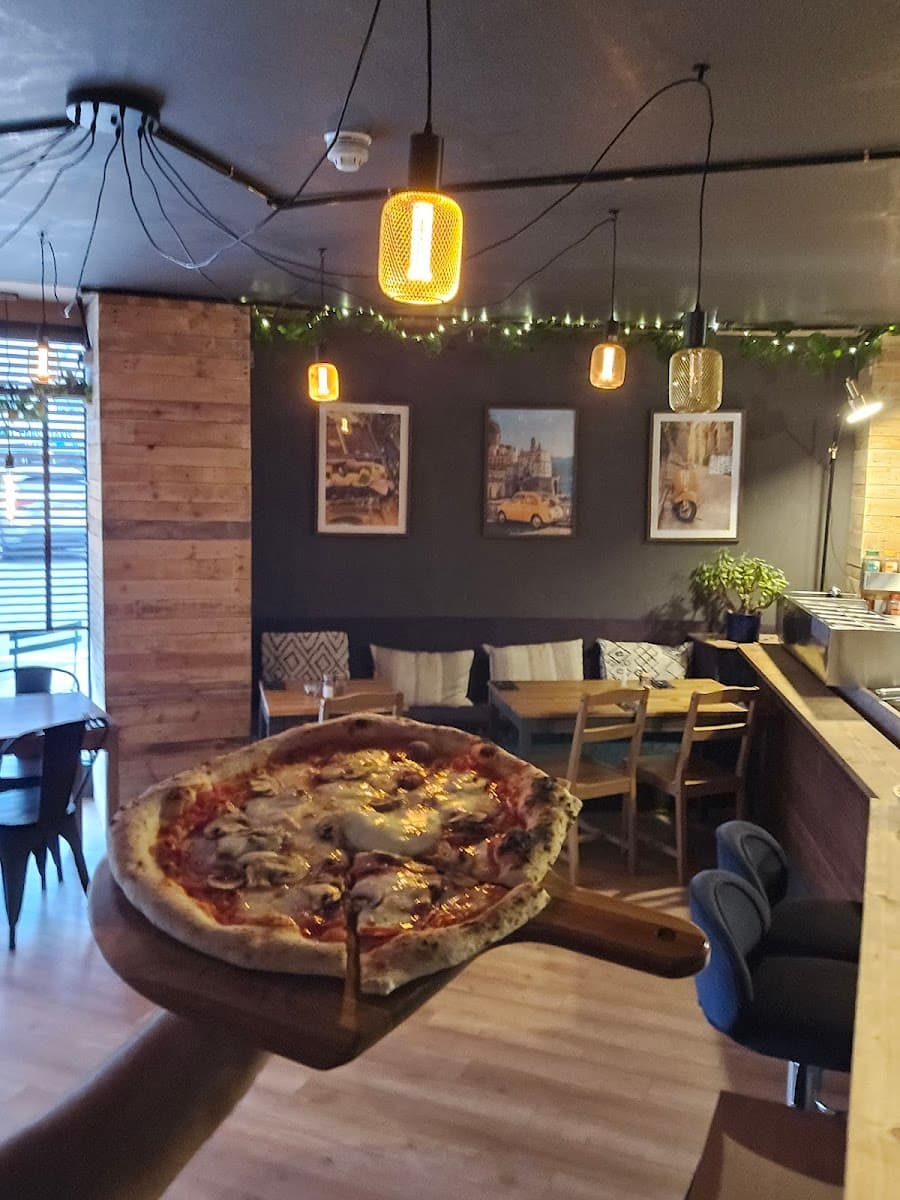 Grazie Mille Pizzeria, Cafe & Bar