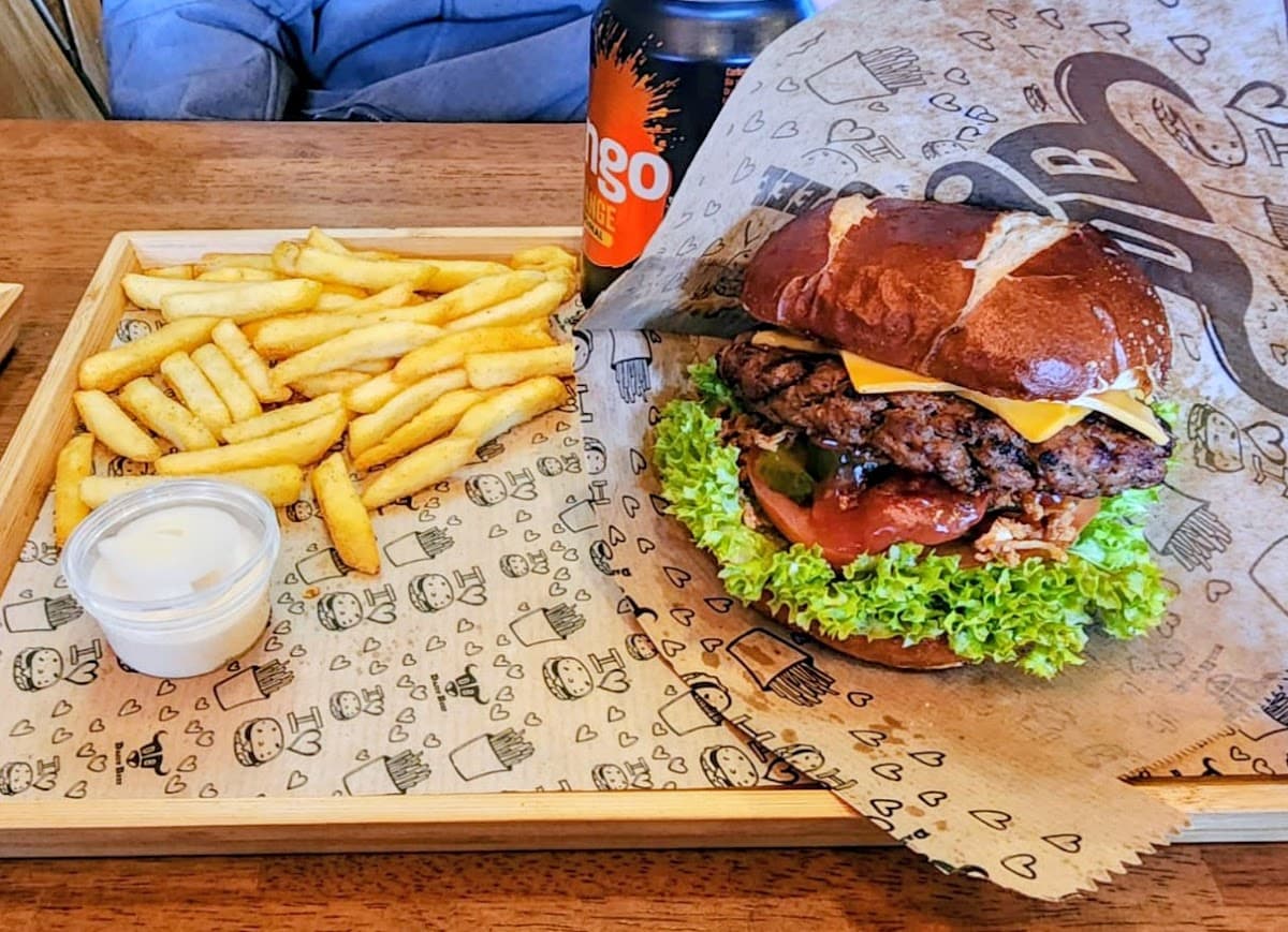 Daily beef gourmet burger & pizza