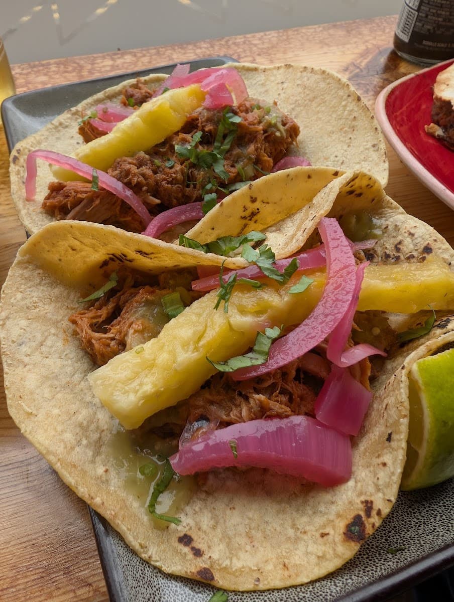 Más