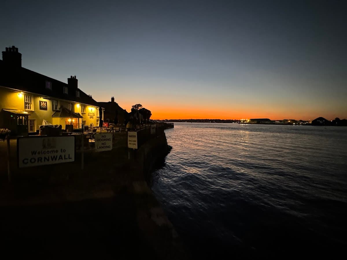 The Edgcumbe Arms Waterfront Country Pub & Inn