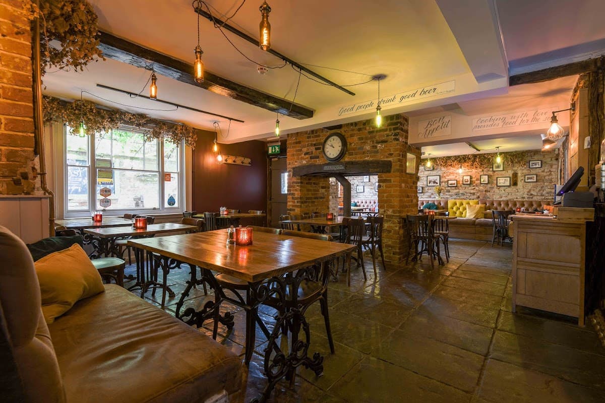 The Hooden Bar & Grill