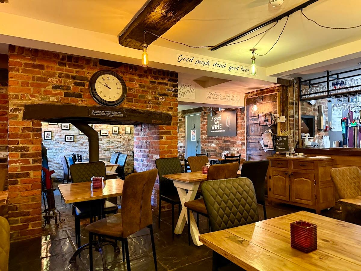 The Hooden Bar & Grill