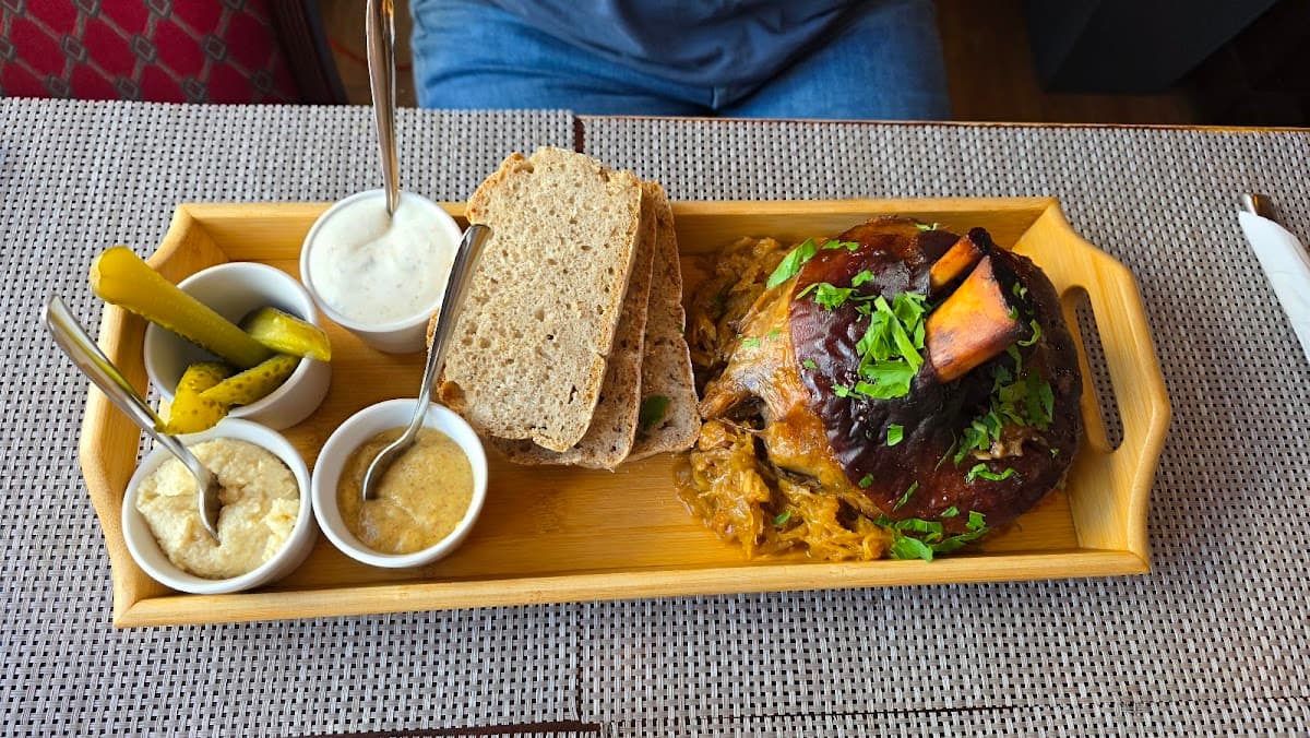 Maxim M&G Bar & Restaurant