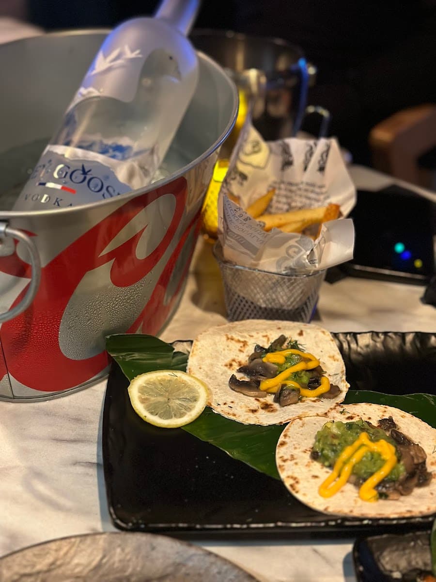 Azuro Lounge