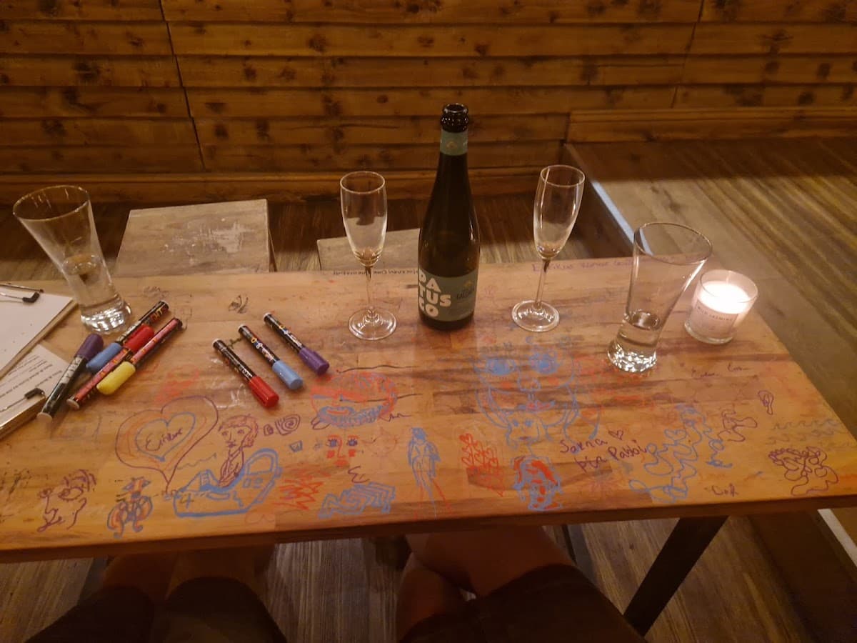 Oak Wine & Art Bar
