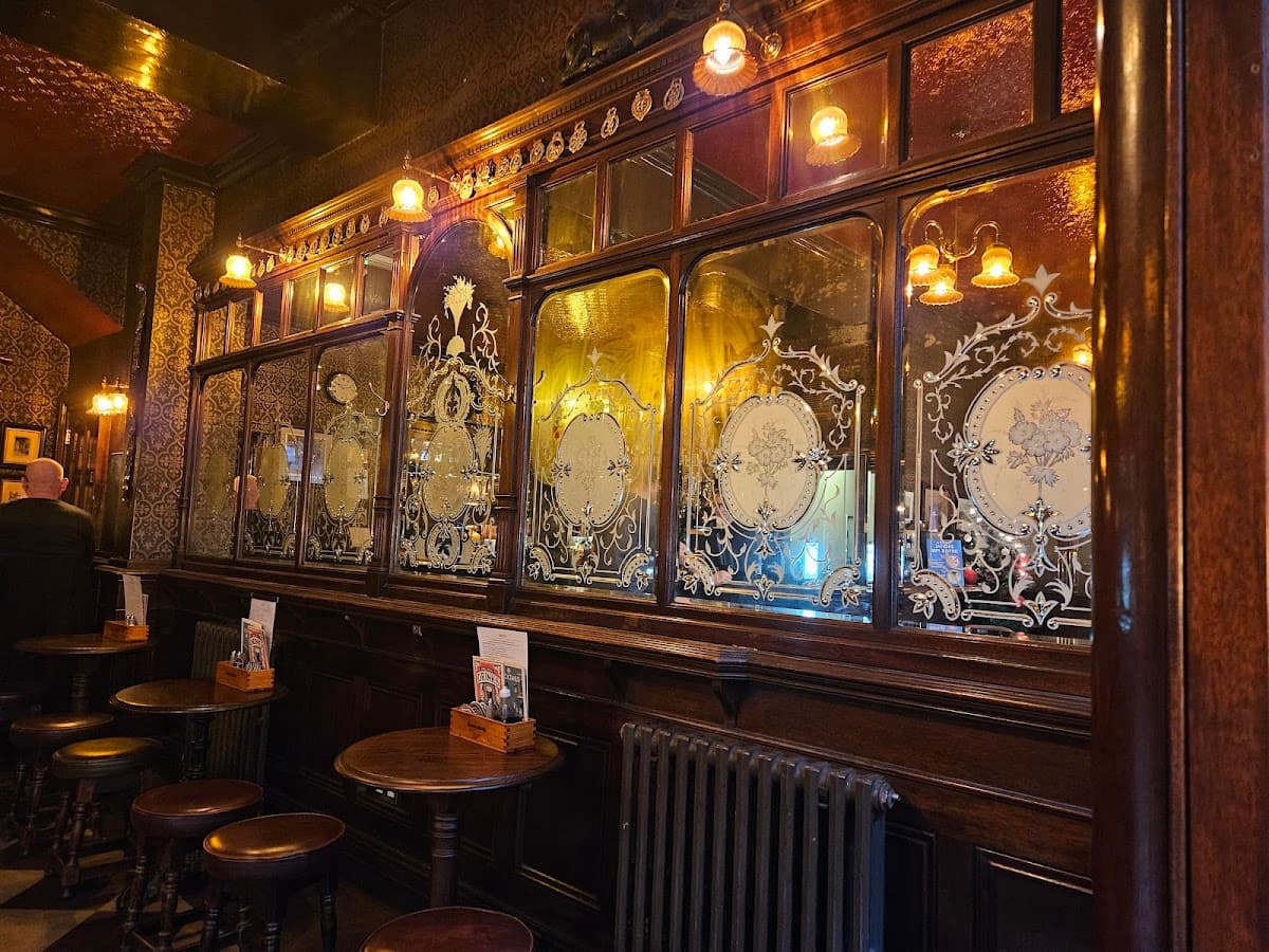 Horse & Groom